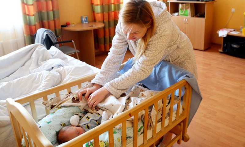 Kāpēc Latvijā pēc dzemdībām no slimnīcas izraksta trešajā dienā?