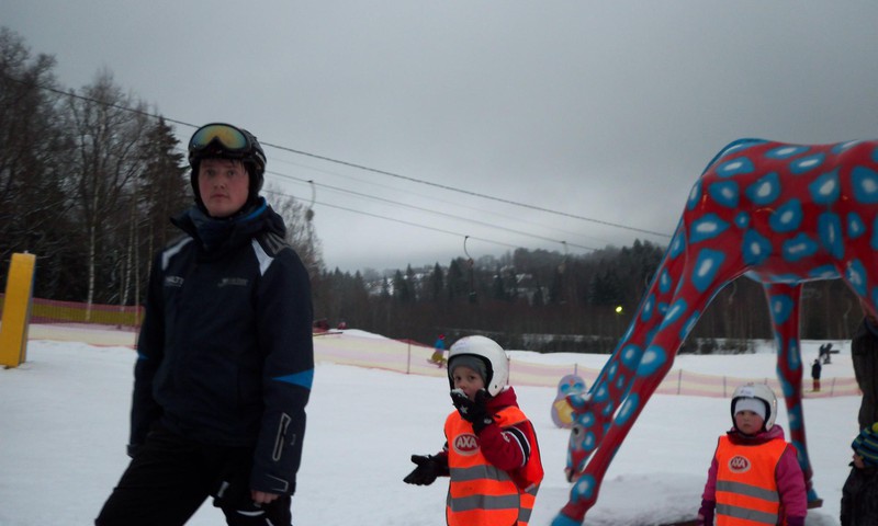 Adrians atgriezās AXA slēpošanas skoliņā,lai labāk apgūtu slēpošanas prasmes.