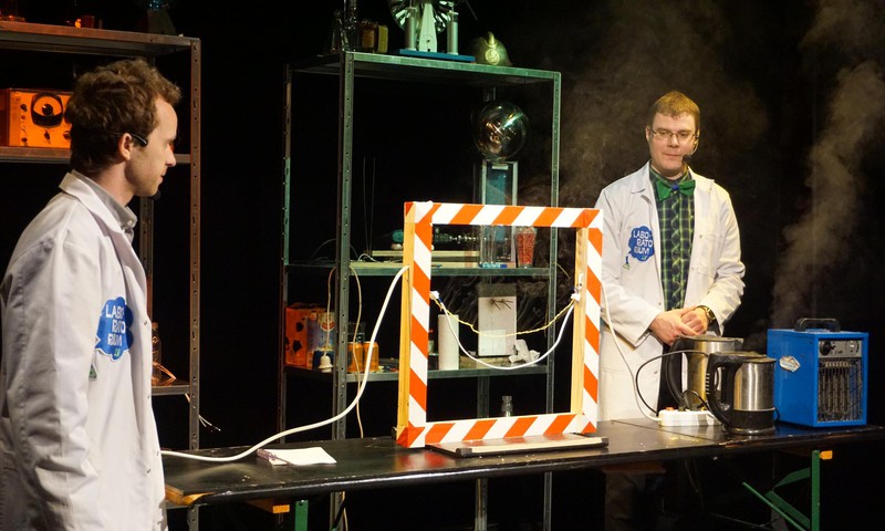 Zinātniskā teātra „Laboratorium.lv” jaunā sezona: vēl vairāk eksperimentu, emociju, pārsteigumu un vienkārši brīnumu!