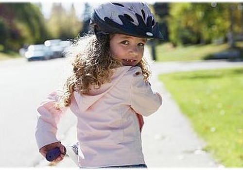 APTAUJA: Vai Tavs bērns, braucot ar velosipēdu, lieto aizsargus?