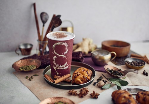 Karstais dzēriens Chai Latte – garšvielu vētra kafijas krūzītē