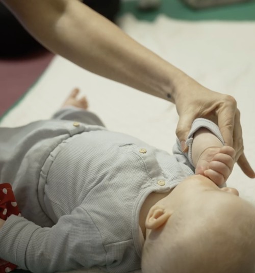 Mazuļa plaukstiņu stimulācija ar fizioterapeiti Kristīni Asonovu