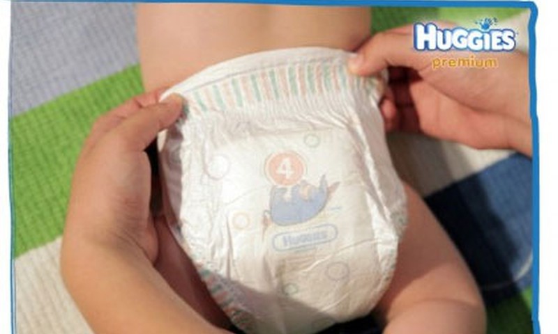 Ar Huggies® Premium sauss dupsis nakts garumā