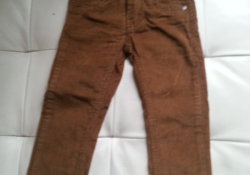 Pārdod zēnu velveta bikses. Izmērs 104