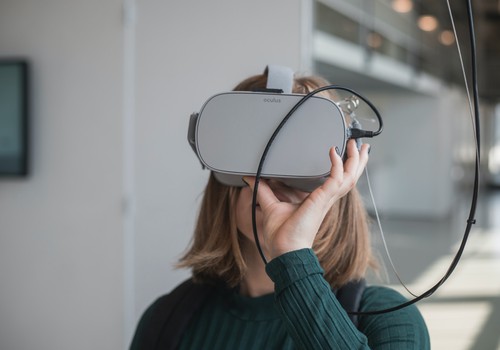 Kā virtuālā realitāte ir ietekmējusi izklaides industriju?