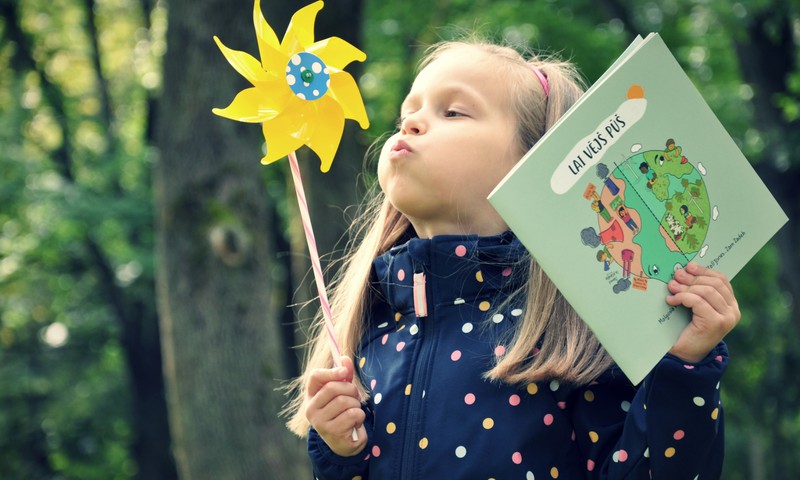 Bērniem latviešu valodā pieejama bilžu grāmata par vēja enerģiju