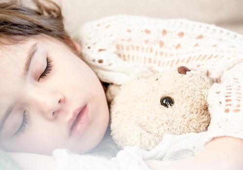 Vai pastāv saistība starp nakts enurēzi un bērnudārza apmeklēšanu?