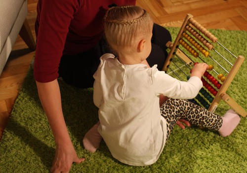 Kā ar bērnu runāt par cilvēkiem ar psihiskām saslimšanām