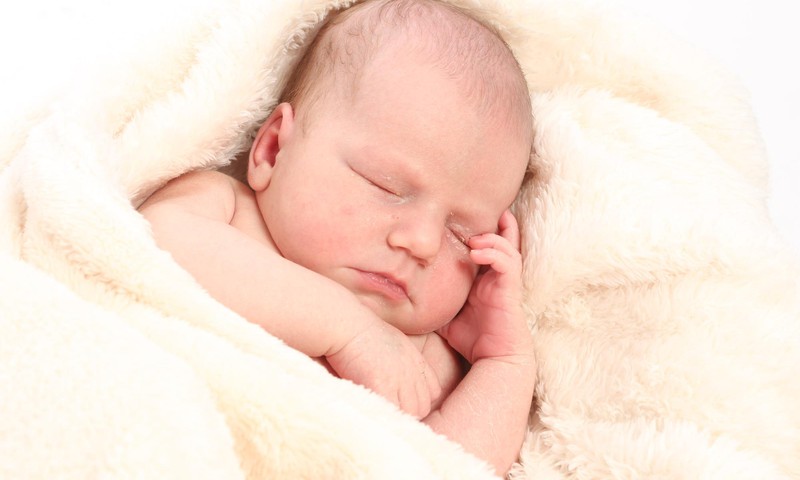 Pirmās 24 stundas: jaundzimušā miegs