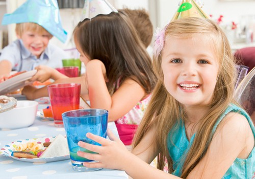 Jautājam daudzbērnu vecākiem: Ar ko īpašas ir dzimšanas dienas ballītes jūsu ģimenē?