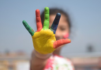 5 idejas, kā interesantā veidā palīdzēt bērnam apgūt krāsas