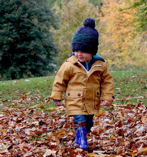 5 rotaļas, kuras spēlēt rudens pastaigu laikā