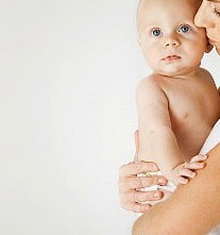 Dienā bērns neiemieg bez šūpošanās ratos, naktī neiemieg bez mammas krūts