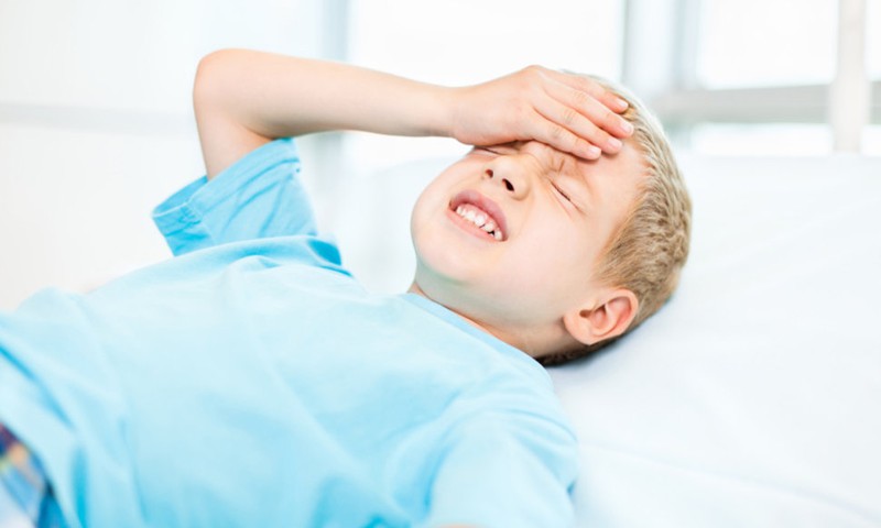 Bērns sūdzas par galvassāpēm. Kāpēc tā notiek un kā rīkoties vecākiem?