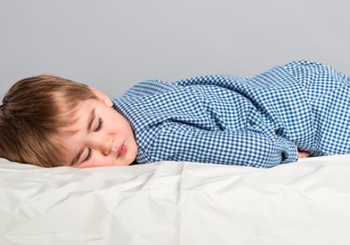 Meklējam atbildes: Kad bērns sāks gulēt bez autiņbiksītēm?