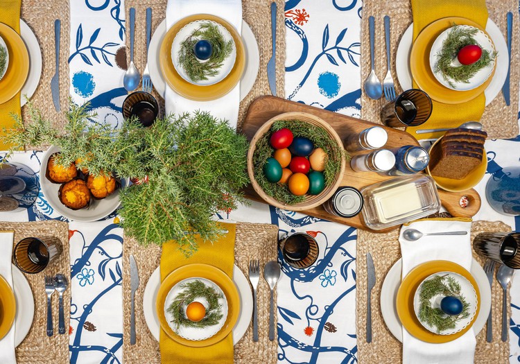 Pārdomāts Lieldienu galda klājums: skandināvisks minimālisms, pieklusināti pasteļtoņi un dabiski materiāli