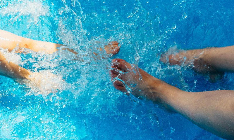 Bērni un peldēšana – četri ieguvumi aktivitātēm ūdenī
