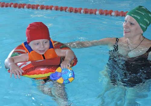 Uz baseinu ar Huggies Little Swimmers