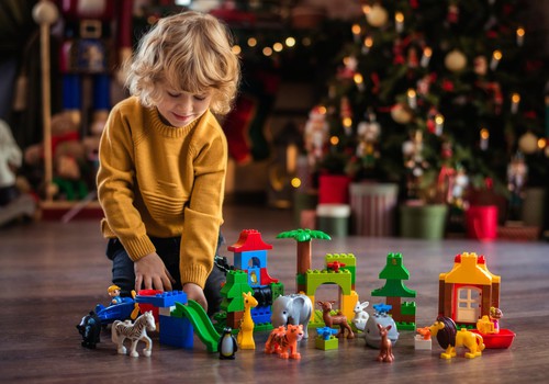 Labākās dāvanas Ziemassvētkos bērniem katram vecumam līdz 7 gadiem