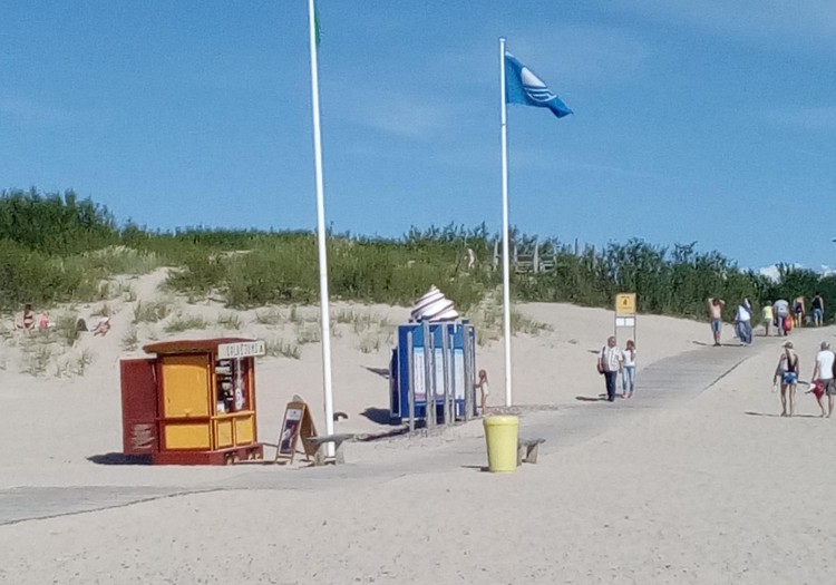 Ventspils zilā karoga pludmale. Dienvidu mols. Zvejas kuģis "Azova"