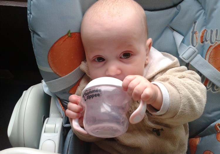 Mācāmies dzert no mācību krūzītes Tommee Tippee.