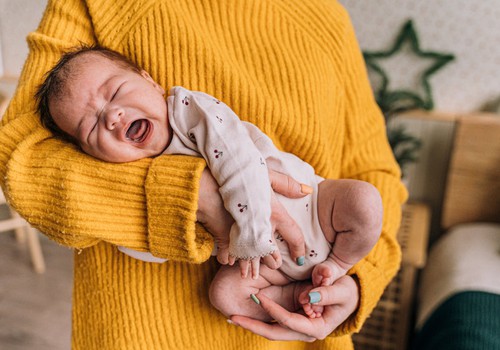Kā nomainīt bērniņam autiņbiksītes? 5 soļi, lai autiņbiksīšu nomaiņa būtu mierīga un bez asarām