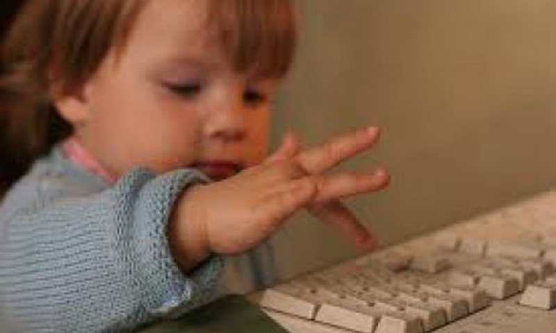 Vai ļaujat bērnam atrasties pie datora, skatoties multiplikācijas filmas vai spēlējot spēlītes?