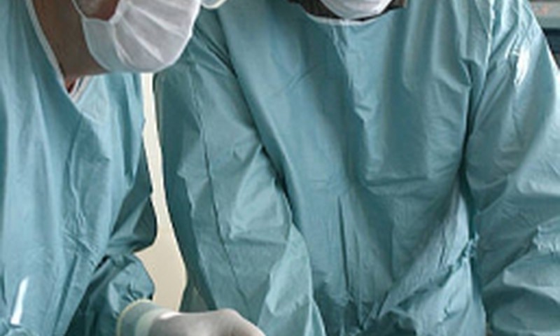 Bērnu klīniskās universitātes slimnīcas kardioķirurgs saņem starptautisku novērtējumu