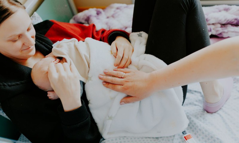 Bērnu slimnīcā emocionālu atbalstu pašu mazāko pacientu vecākiem sniedz PEP mammas