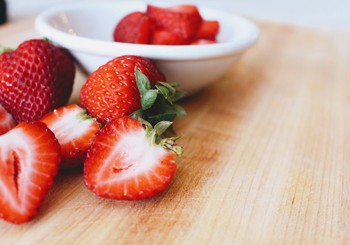 Zemeņu laiks klāt! 5 gardu zemeņu ēdienu receptes tavam galdam