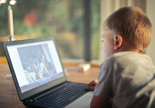 Karantīnā Latvijā bērnu aktivitāte internetā augusi par 320 %