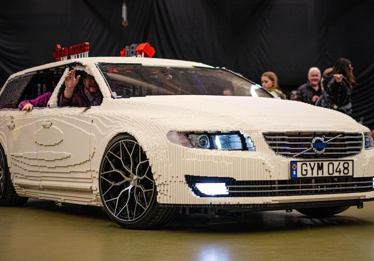 Braucams “Volvo” no LEGO klucīšiem piestās izstādē “Auto 2025”!