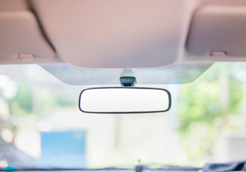 Gaisa spilvenu, siksnas un spoguļi: Bērnu drošības nodrošināšana transportlīdzekļos