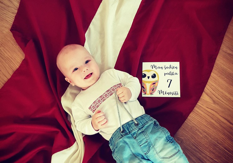 Laimīga mazuļa dienasgrāmata:  Latvijai 100 un man jau 7 mēneši