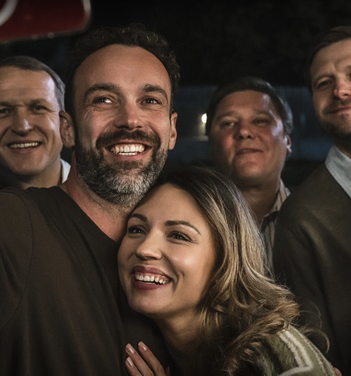 Noskaties režisora Dž. Dž. Džilindžera melnās komēdijas “Perfektie”  treileri!