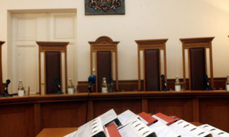 Šodien Satversmes tiesa sāk skatīt lietu par vecāku pabalstu samazināšanu