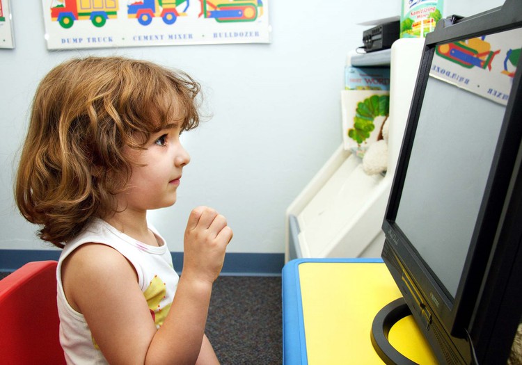Bērni pie datora pavada vairāk laika nekā vecāki darbā