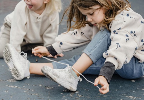7 idejas, kā iemācīt bērnam sasiet kurpju auklas