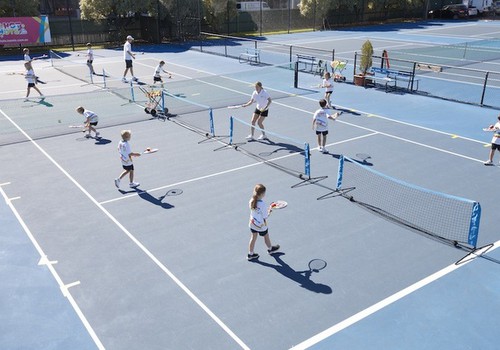 Kāpēc bērniem vajadzētu trenēties tenisā?