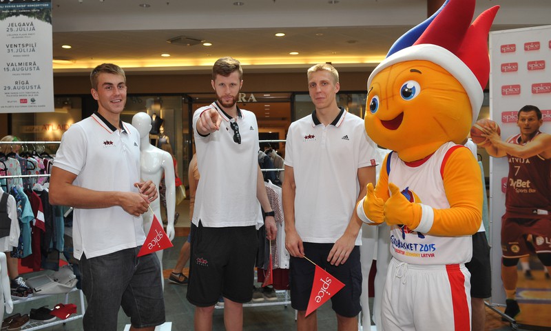 Latvijas valstsvienības basketbolisti līdzjutēju ielenkumā atklāj oficiālo fanu zonu