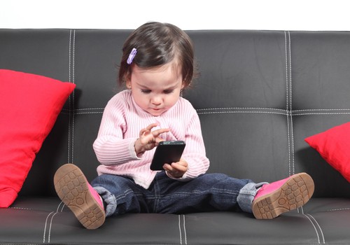 Satura ierobežošana bērna telefonā – pasargā vai kaitē?