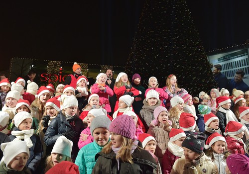 FOTO: Intars Busulis un simtiem cilvēku ar dziesmu iededz lielāko Ziemassvētku egli Latvijā 