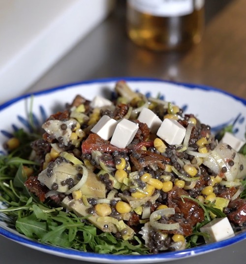 VideoRECEPTE: Melno lēcu salāti ar marinētiem dārzeņiem un tofu sieru