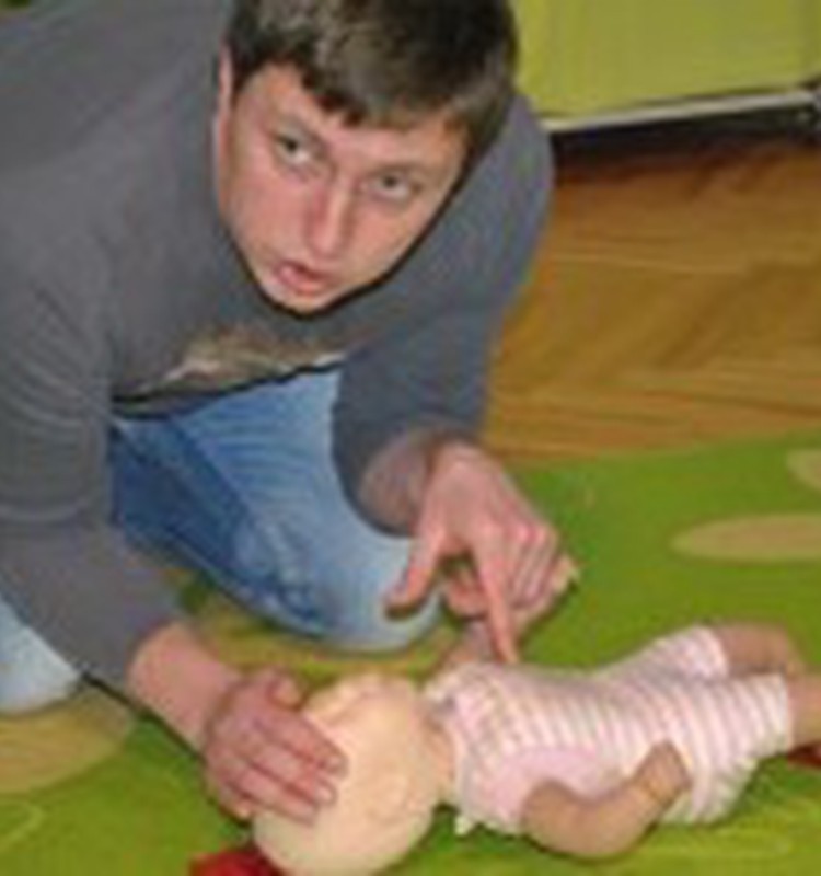 Pirmā palīdzība bērnam nelaimes gadījumos, traumās un pie saslimšanām. Jautā šeit>>