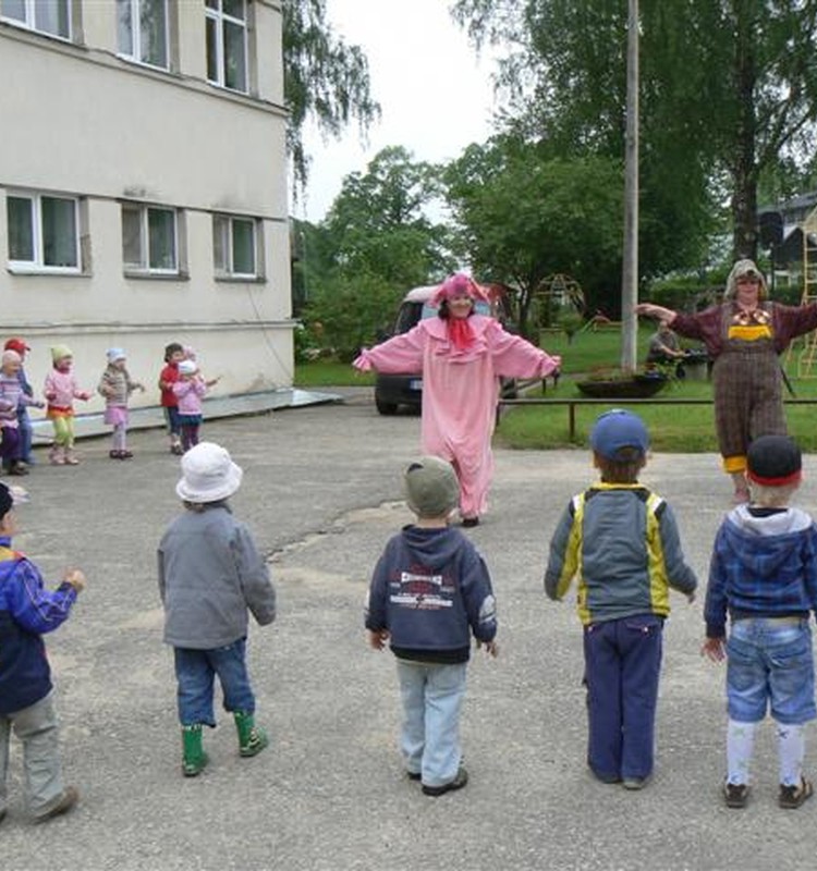 FOTOREPORTĀŽA: Pirmsskolas izglītības iestādēs pārrunā traumatismu veicinošas situācijas