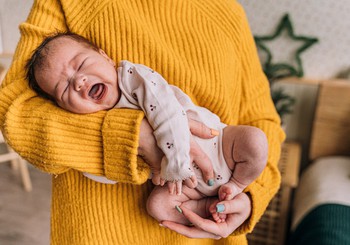 Kā nomainīt bērniņam autiņbiksītes? 5 soļi, lai autiņbiksīšu nomaiņa būtu mierīga un bez asarām