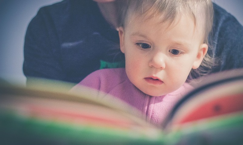 Vienkārši triki, kā mazuli iepazīstināt ar grāmatām un lasīšanu