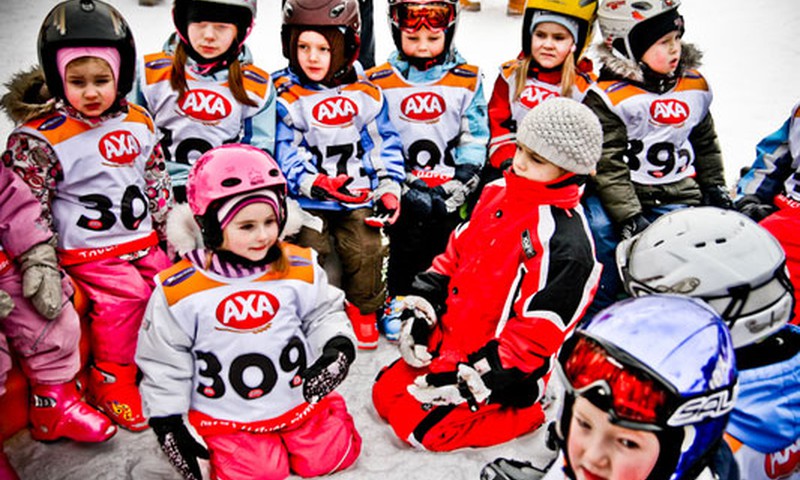 Vēl brīvas vietiņas uz uz bezmaksas AXA bērnu slēpošanas skoliņu: pievienojies