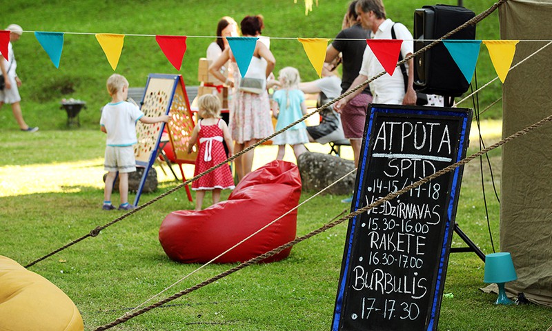 Izglītojošas rotaļas, zinātnes teātris un virvju nobraucieni –  Sarunu festivālā LAMPA plaša programma arī bērniem