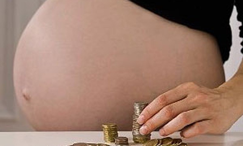 Jaunie vecāki sūdzas par pārāk ilgu bērnu piedzimšanas pabalsta piešķiršanu